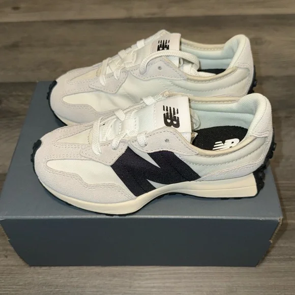 NWT’S NEW BALANCE 327 SILVER BIRCH & BLACK!TODDLER SIZE 12!